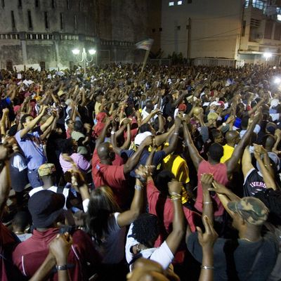 Rassemblement devant le Palais de la Mutualité à Pointe à Pitre (Guadeloupe) le 17 février 2009