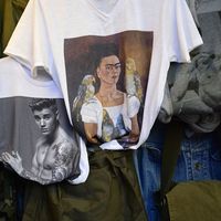 T-shirts, briquets, posters, fresques... L'image de Frida Kahlo est partout dans la pop culture. Quelle marge entre l'image de cette icône et la femme qu'elle était ?