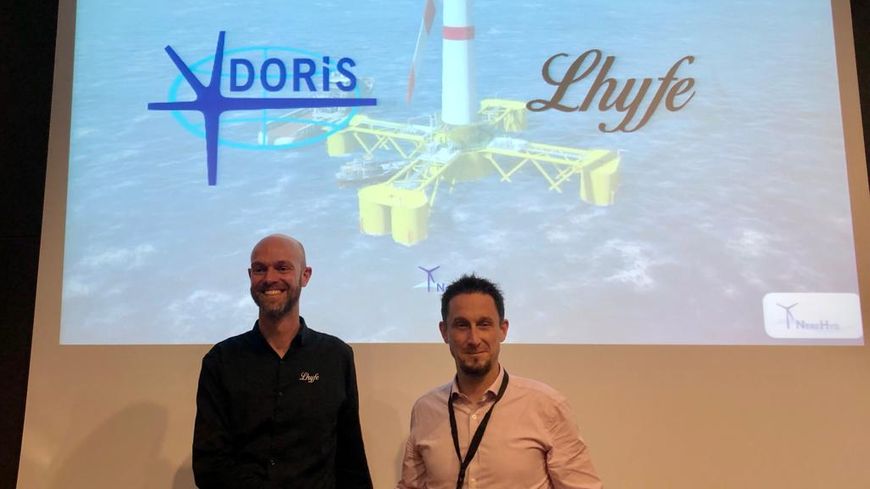 A gauche Matthieu Guesné fondateur de Lhyfe signe un partenariat avec Doris société d’ingénierie off shore française pour une éolienne flottante en mer capable de produire de l'hydrogène vert