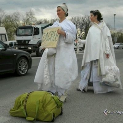 Début 2008, Giuseppina Pasqualino, dite Pippa Bacca (à gauche) et Silvia Moro avec qui elle a débuté son voyage