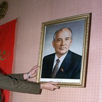 Un soldat retire le portrait de Mikhaïl Gorbatchev le 26 décembre 1991, au lendemain de sa démission.