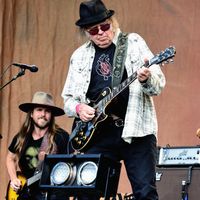 L'auteur-compositeur, chanteur et guitariste Neil Young en concert à Hyde Park le 12 juillet 2019 à Londres, en Angleterre.