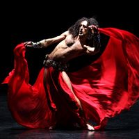 L'artiste libanais Alexandre Paulikevitch en représentation dans un théâtre de Beyrouth, en 2011