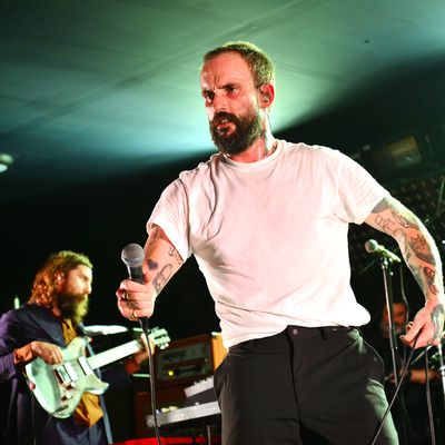 Joe Talbot, compositeur et chanteur du groupe Idles en concert à Earth Hackney le 18 novembre 2021 à Londres, en Angleterre.