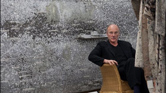 Le peintre allemand Anselm Kiefer, dans son atelier, ancien dépôt de la Samaritaine, Croissy, Seine-et-Marne, France, le 31.01.2011. ©Getty - Raphael Gaillarde
