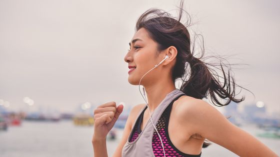 Chez certains coureurs, la musique peut dynamiser la sécrétion d'endorphines, et donc permettre de prolonger son effort physique dans de bonnes conditions. ©Getty - Siriwat Nakha