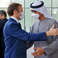 Emmanuel Macron accueilli par le Prince Mohammed bin Zayed al-Nyan à la Dubai Expo, lors du premier jour de son tour du Golfe le 3 décembre 2021.