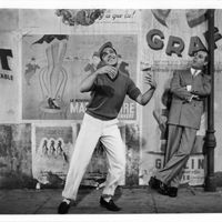 Gene Kelly danse à côté de Georges Guétary dans le film 'An American In Paris' de 1951.