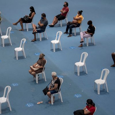 Patients attendant un traitement médical dans un centre de soin spécialisé dans la grippe et le Covid-19 à Rio de Janeiro au Brésil le 10 décembre 2021.