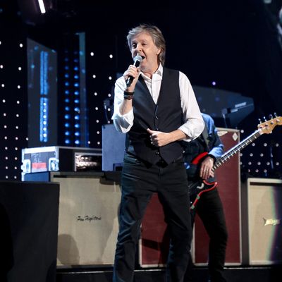 Paul McCartney sur scène au Rocket Mortgage Fieldhouse le 30 octobre 2021 à Cleveland, Ohio.