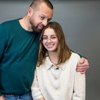 Eozenn entretient une relation très complice avec son père, sourd comme elle. "Chez nous, il n'y a que le chien qui soit entendant", dit-elle en rigolant.