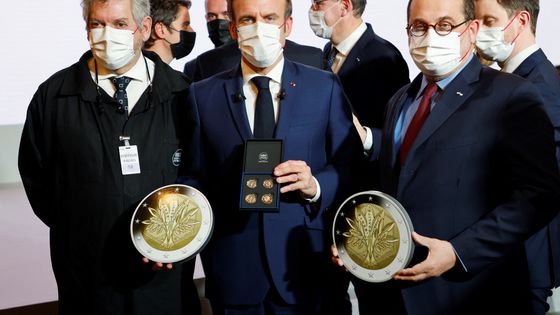 Pièce de 2€ pour la Présidence française de l'UE. La France aurait pu la décaler pour qu'elle ne tombe pas en pleine élection présidentielle, mais non. ©AFP - Ludovic MARIN