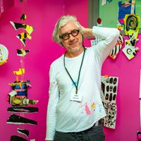 Hervé Tullet utilise ses livres et ses ateliers pour offrir de la liberté aux enfants
