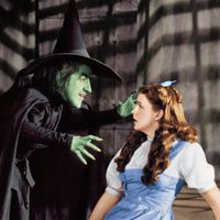 Margaret Hamilton en sorcière et Judy Garland dans le rôle de Dorothy dans "Le Magicien d'Oz"