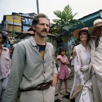Les acteurs Klaus Kinski et Claudia Cardinale sur le plateau de tournage de Fitzcarraldo, réalisé par Werner Herzog (au premier plan), au Pérou, juillet 1981