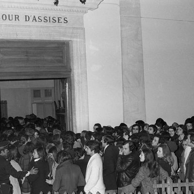 10 mars 1976 à Aix-en-Provence : le public pénétrant dans la salle d'audience du procès de Christian Ranucci,