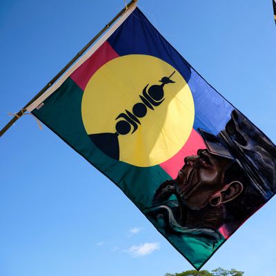 Drapeau indépendantiste représentant le chef kanak Atai à La Foa, en Nouvelle Calédonie le 1er septembre 2021.