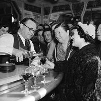 1950, Raymond Soupex avec Pauline Carton et Jeanne Sourza (g. à d.)