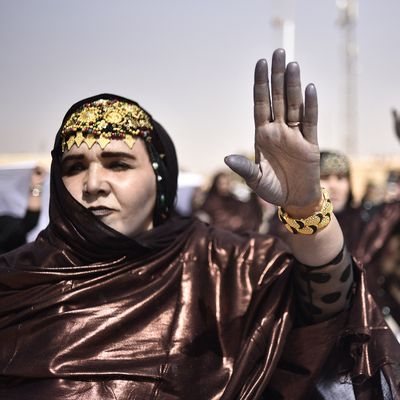 Femmes sahraouies lors de célébrations pour le 45ème anniversaire de la déclaration de la République arabe sahraouie démocratique à Tindouf le 27 février 2021.