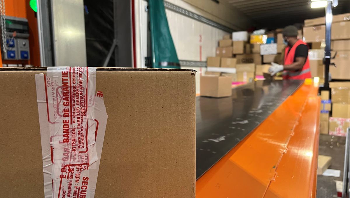 La Plateforme Colissimo De La Poste Au Thillay Mobilisee Pour Vous Livrer Vos Colis De Noel