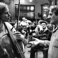 Le chef d'orchestre Sir John Barbirolli, avec Jacqueline Du Pré, violoncelliste