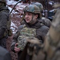 Le président Ukrainien Volodymyr Zelensky rend visite à ses troupes