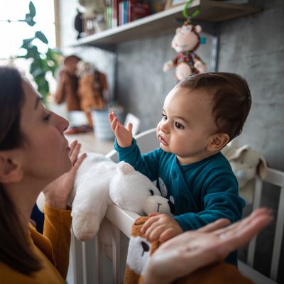 Mère et bébé essayant de comprendre l'un l'autre