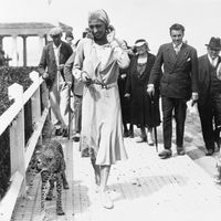 3 septembre 1930, Joséphine Baker se promène dans Deauville avec son dernier animal de compagnie, un bébé léopard.