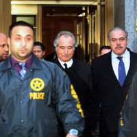 Bernard Madoff quitte le tribunal fédéral après une audience de libération sous caution à Manhattan, le 5 janvier 2009 à New York.
