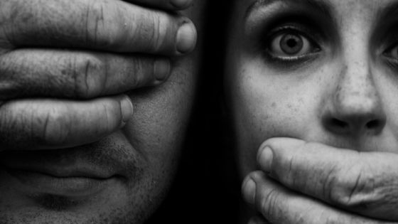 Mains devant les yeux de l'homme et de femme surpris de bouche ©Getty - adl21
