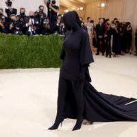 Kim Kardashian arrivant en Balanciaga au gala du Met à New York le 13 septembre 2021