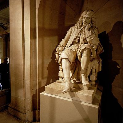 Une statue de Molière à l’entrée de La Comédie Française à Paris