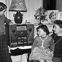 Famille autour d'un poste de radio dans les années 1950