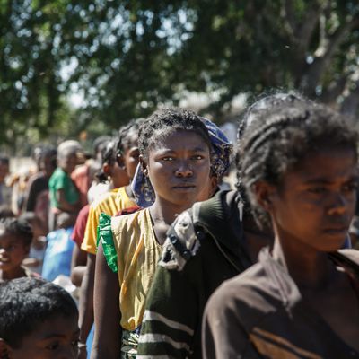 Malgaches en attente d’une consultation des équipes de Médecins Sans Frontières dans le village de Befeno dans la commune de Marovato le 2 septembre 2021.