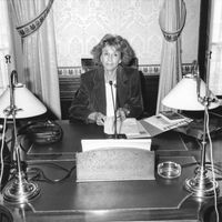 Gisèle Halimi dans son bureau à l'Assemblée Nationale le 23 septembre 1996, à Paris, France.