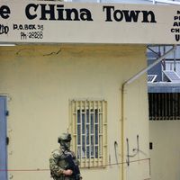 Un soldat australien monte la garde devant un commerce du « China Town » de Honiara, capitale des îles Salomon, le mois dernier, théâtre d’émeutes.