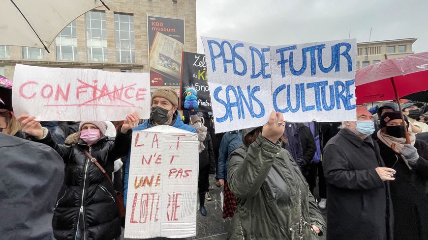 Des milliers de personnes ont manifesté dimanche à Bruxelles contre la fermeture des lieux culturels