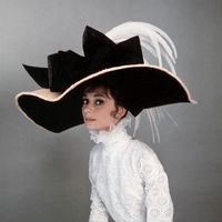 Audrey Hepburn pose pour une publicité Warner Bros pour 'My Fair Lady' en 1964 à Los Angeles
