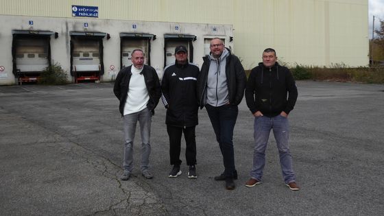 Devant l'un des bâtiments de l'ancienne usine Whirlpool d'Amiens, François Gorlia, Christophe Beaugrand, Frédéric Chantrelle et Patrice Sinoquet ©Radio France - Rosalie Lafarge