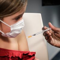 Omicron bientôt majoritaire, l'exécutif ouvre des aujourd'hui la vaccination aux enfants de 5 à 11 ans et appelle au retour au télétravail