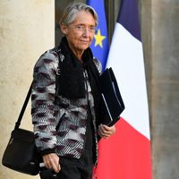 La ministre du Travail Elisabeth Borne à la sortie du Conseil des ministres sur le perron de l'Elysée le 8 décembre 2021