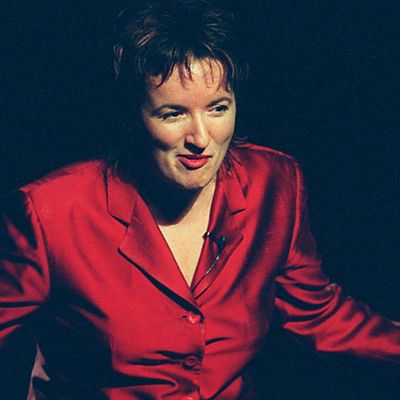 Anne Roumanoff sur scène à Clermont-Ferrand en 1999.