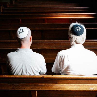 Deux hommes priant à l'intérieur d'une synagogue