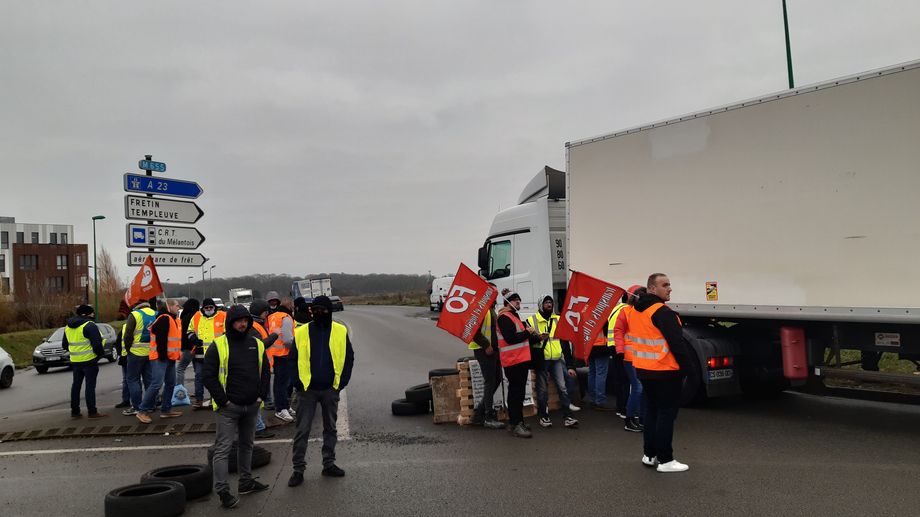Gr�ve des routiers : le CRT de Lesquin bloqu� par les gr�vistes