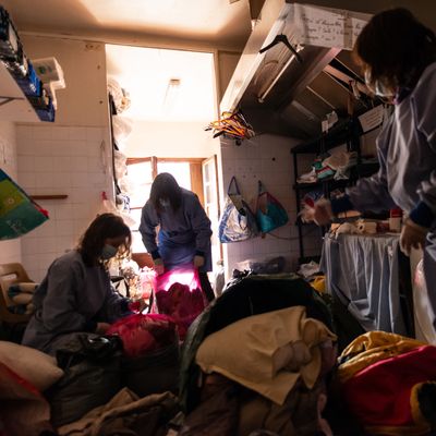 Sur le terrain, comme ici au refuge solidaire à Briançon, l'accueil des migrants s'organise sans heurt