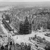 Vue de la ville de Dresde après les bombardements de mars 1945