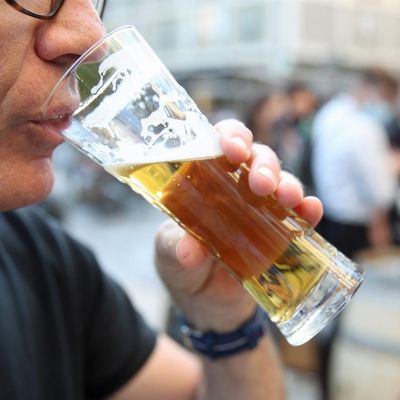 Une personne consomme de l'alcool sur une terrasse à Strasbourg (Bas-Rhin), le 2 septembre 2020 (illustration).
