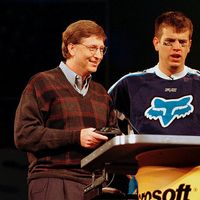 Bill Gates joue à un jeu informatique avec un employé de Microsoft, lors de son discours d'ouverture au Comdex Computer Show à Las Vegas, le 15 nov. 1998