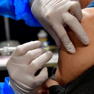 Un patient reçoit une dose de vaccin le 9 décembre 2021 à Toulouse