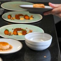Un cuisinier prépare un plat dans la cuisine du chef français étoilé Loic Villemin dans son restaurant "Toya", le 4 novembre 2021 à Faulquemont.